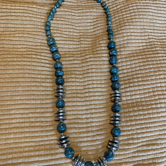 Vintage blue and silver tone necklace. - Picture 2 of 4